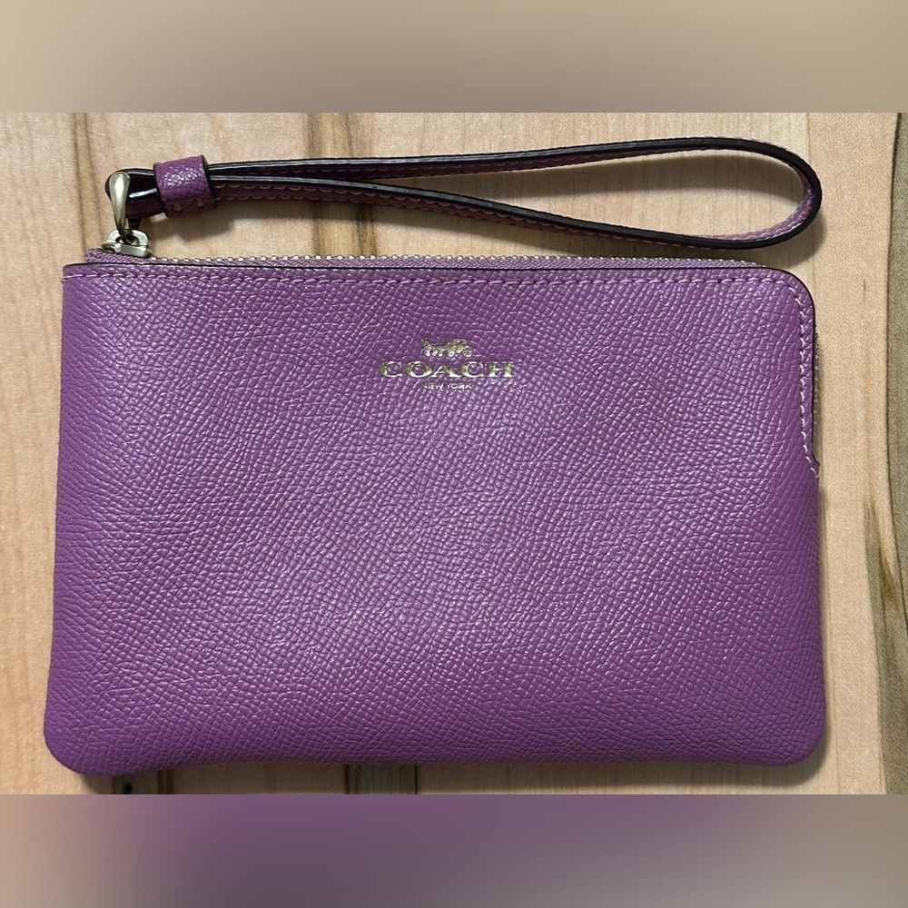 Coach Corner Zip Wristlet in CrossGrain Leather Purple